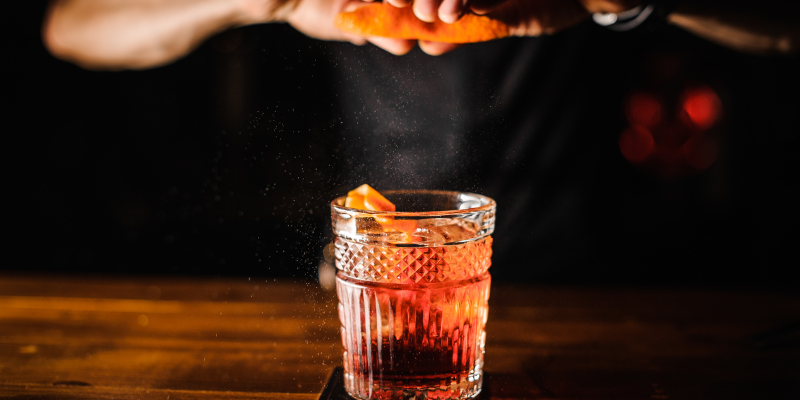 Diferencias entre Barista y Bartender: Especialización, técnicas y perfiles en la hostelería moderna 2 Que es un Bartender