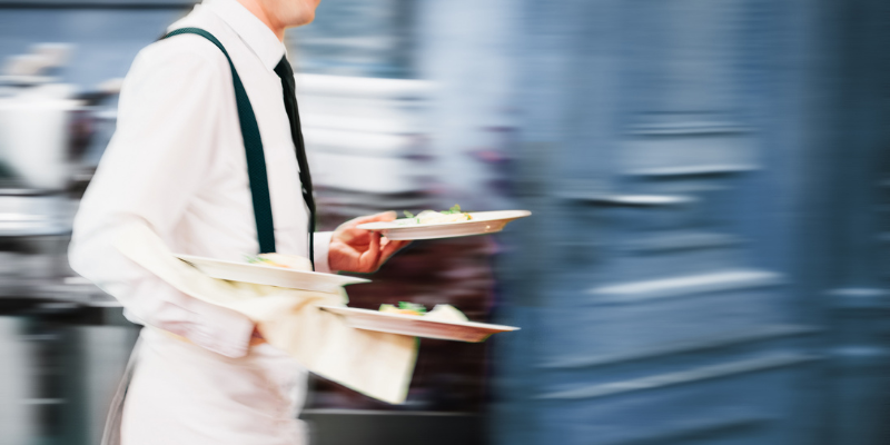 Puestos en la Restauración: ¿Quién es Quién en un Restaurante? 1 Comandator-Restauración-Camarero
