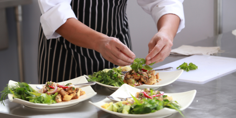 Puestos en la Restauración: ¿Quién es Quién en un Restaurante? 2 Comandator-Restauración-Cocina