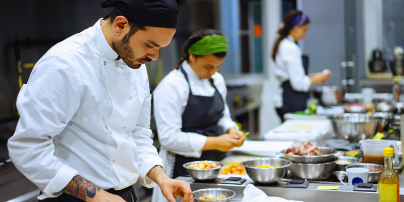 Las Escuelas de Hostelería: El Motor Silencioso de la Restauración Moderna en 2025 1 Comandator-hostelería